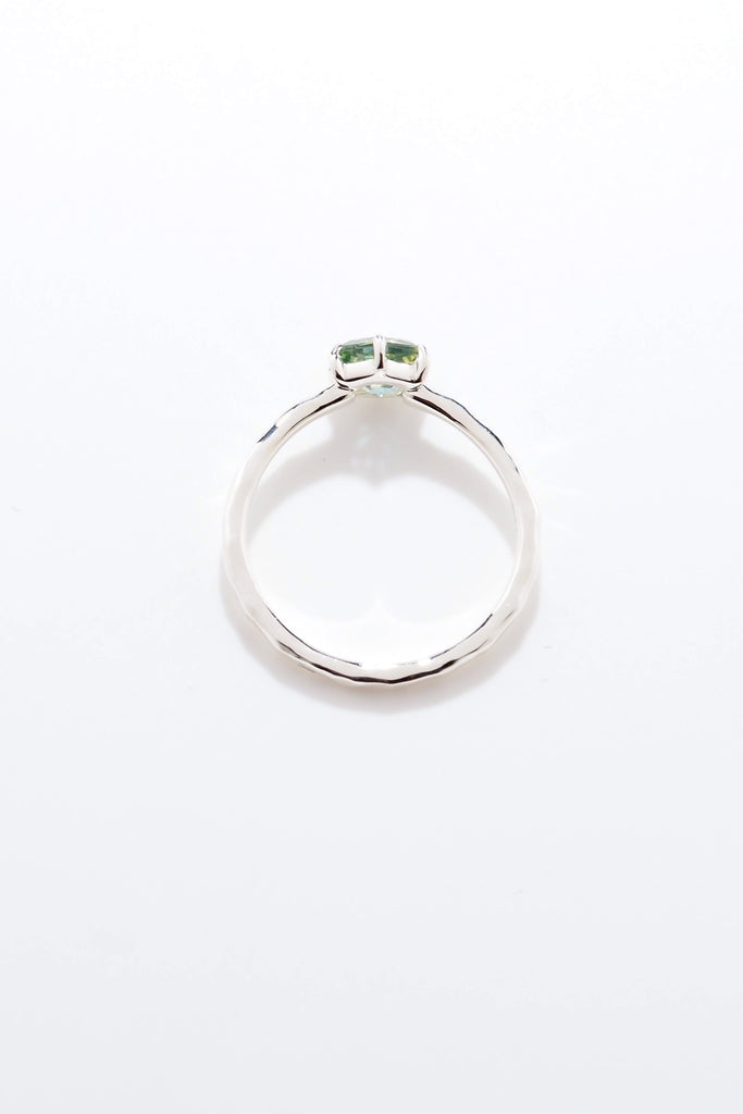 ジュエリースタジオMASHIROのカラーストーンアップサイクルジュエリー。バイカラーサファイア・ヘキサゴンカット0.8カラット・スターリングシルバーの槌目リング