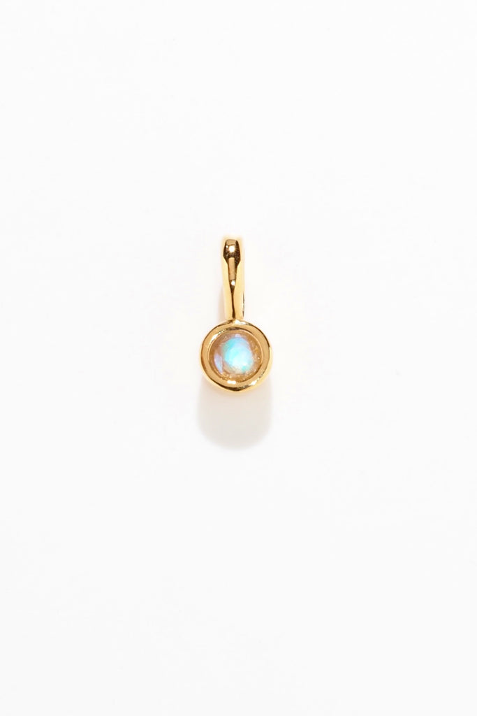 ジュエリースタジオMASHIROのアップサイクルカラーストーンジュエリー。レインボームーンストーン・ラウンドカット・覆輪留チャーム（ペンダントトップ）イエローゴールド