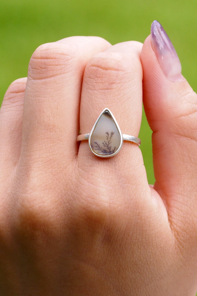 ジュエリースタジオMASHIROのカラーストーンアップサイクルジュエリー。伝土リティックアゲート・ペアシェイプカット1.6カラット・マットシルバーの槌目リング