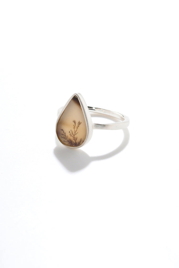 ジュエリースタジオMASHIROのカラーストーンアップサイクルジュエリー。伝土リティックアゲート・ペアシェイプカット1.6カラット・マットシルバーの槌目リング