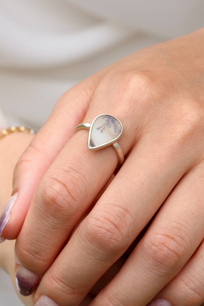 ジュエリースタジオMASHIROのカラーストーンアップサイクルジュエリー。伝土リティックアゲート・ペアシェイプカット1.6カラット・マットシルバーの槌目リング