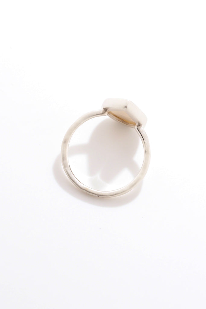 ジュエリースタジオMASHIROのカラーストーンアップサイクルジュエリー。伝土リティックアゲート・ペアシェイプカット1.6カラット・マットシルバーの槌目リング