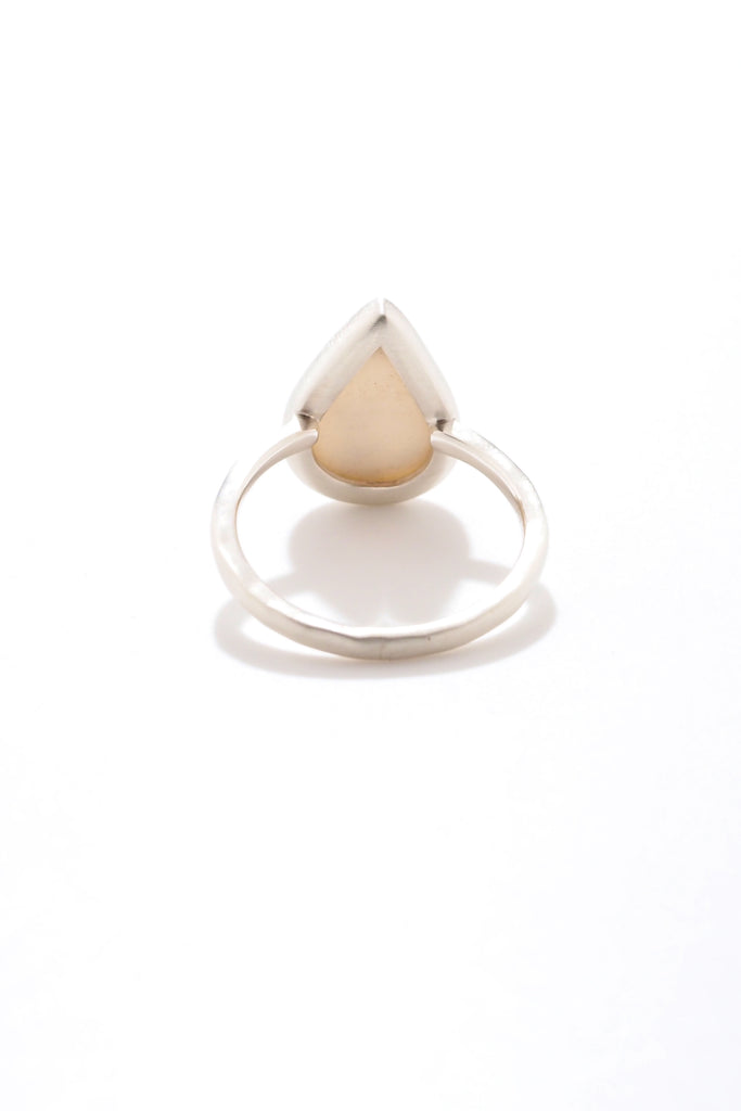 ジュエリースタジオMASHIROのカラーストーンアップサイクルジュエリー。伝土リティックアゲート・ペアシェイプカット1.6カラット・マットシルバーの槌目リング