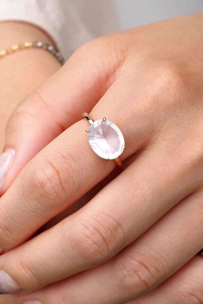 ジュエリースタジオMASHIROのカラーストーンアップサイクルジュエリー。ローズクォーツ・オーバルコンケイブカット３カラット・ピンクゴールドの槌目リング