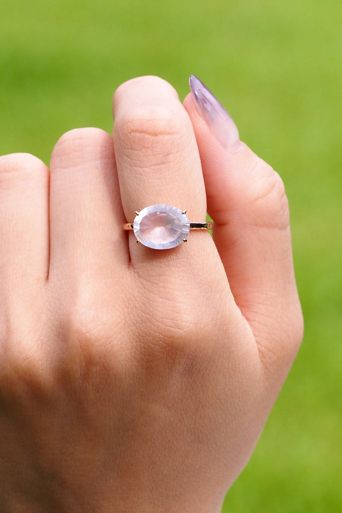 ジュエリースタジオMASHIROのカラーストーンアップサイクルジュエリー。ローズクォーツ・オーバルコンケイブカット３カラット・ピンクゴールドの槌目リング