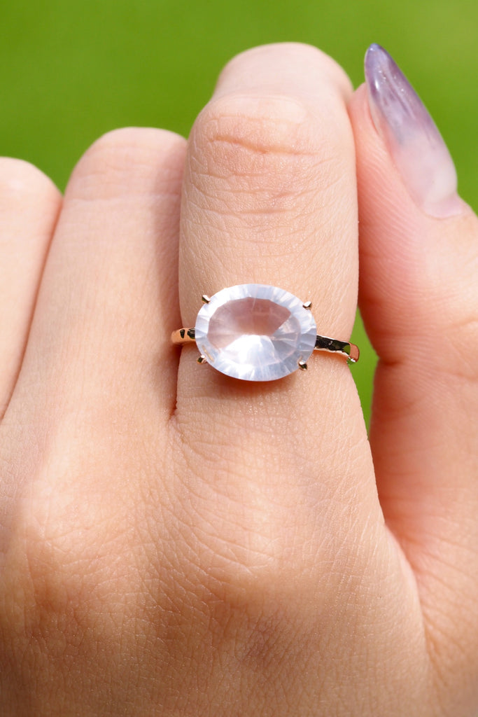 ジュエリースタジオMASHIROのカラーストーンアップサイクルジュエリー。ローズクォーツ・オーバルコンケイブカット３カラット・ピンクゴールドの槌目リング