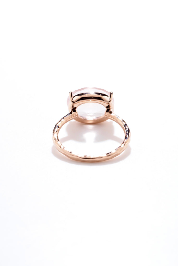 ジュエリースタジオMASHIROのカラーストーンアップサイクルジュエリー。ローズクォーツ・オーバルコンケイブカット３カラット・ピンクゴールドの槌目リング