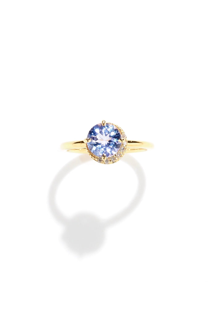 ジュエリースタジオMASHIROのアップサイクルジュエリー。タンザナイト・ラウンド・約1.37ct・7mm・タンザニア産｜ダイヤモンド（７石）・ラウンド・合計：0.04ctのイエローゴールドのルナリング。