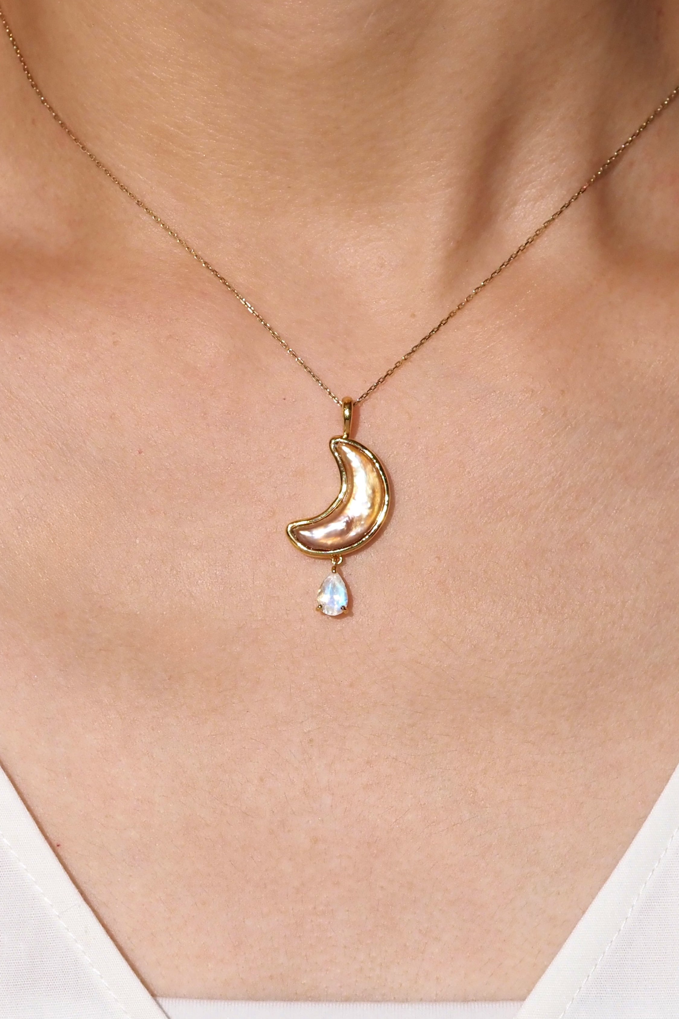 月の虹雫スイングチャーム・三日月パール＆レインボームーンストーン