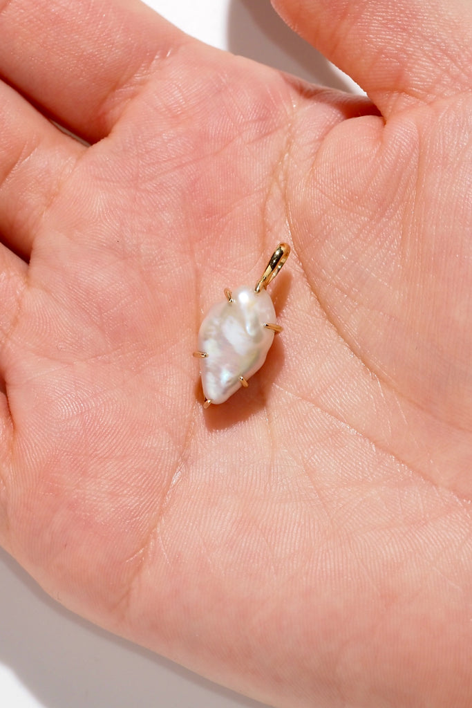 ジュエリースタジオMASHIROのアップサイクルカラーストーンジュエリー。ソフトクリーム型淡水バロックパールのチャーム（ペンダントトップ）。シャンパンゴールド