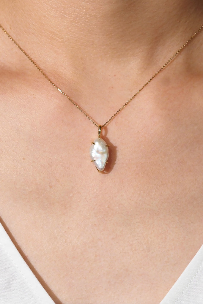 ジュエリースタジオMASHIROのアップサイクルカラーストーンジュエリー。ソフトクリーム型淡水バロックパールのチャーム（ペンダントトップ）。シャンパンゴールド