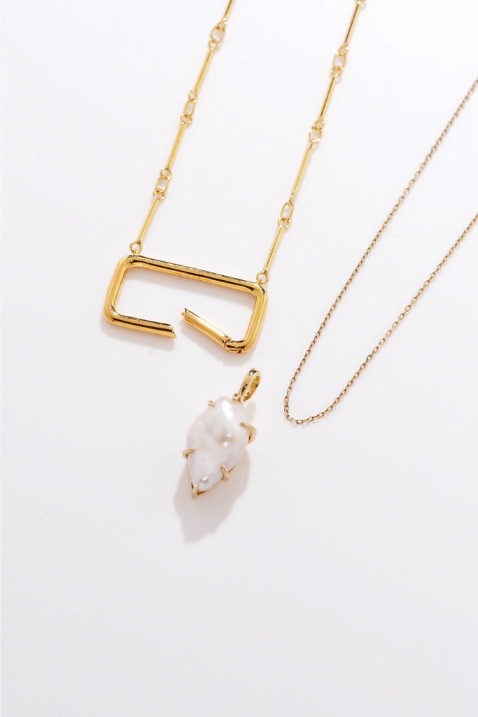 ジュエリースタジオMASHIROのアップサイクルカラーストーンジュエリー。ソフトクリーム型淡水バロックパールのチャーム（ペンダントトップ）。シャンパンゴールド