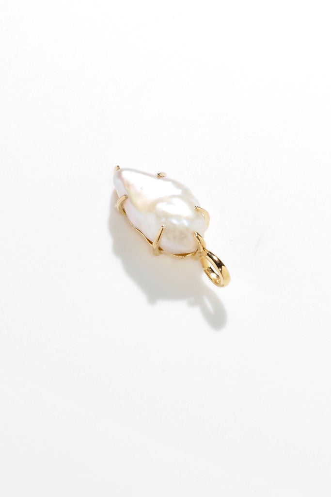 ジュエリースタジオMASHIROのアップサイクルカラーストーンジュエリー。ソフトクリーム型淡水バロックパールのチャーム（ペンダントトップ）。シャンパンゴールド