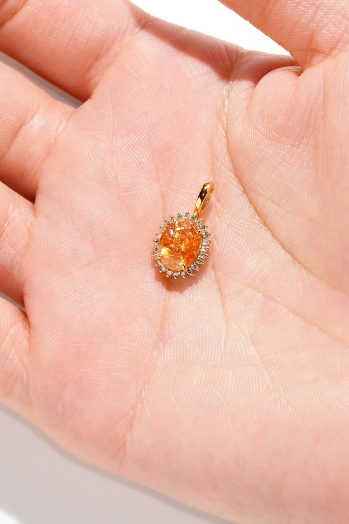 ジュエリースタジオMASHIROのアップサイクルカラーストーンジュエリー。イリュージョンサンストーン・オーバルカットのダイヤ取り巻きチャーム（ペンダントトップ）。イエローゴールド