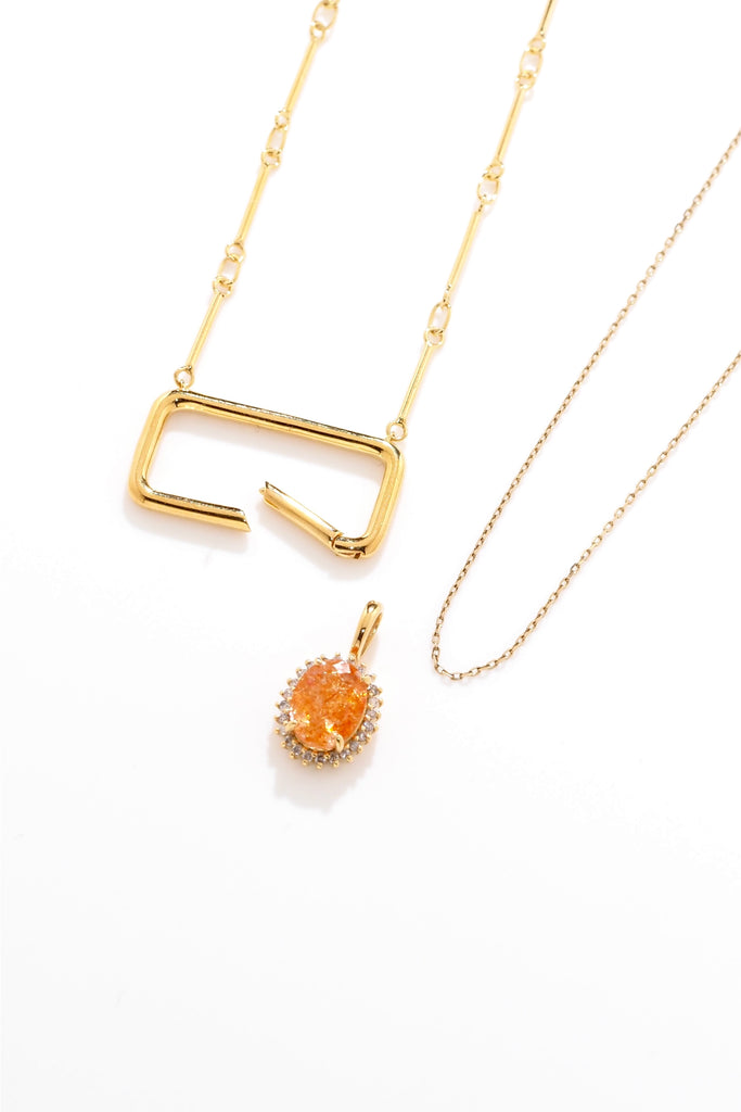 ジュエリースタジオMASHIROのアップサイクルカラーストーンジュエリー。イリュージョンサンストーン・オーバルカットのダイヤ取り巻きチャーム（ペンダントトップ）。イエローゴールド