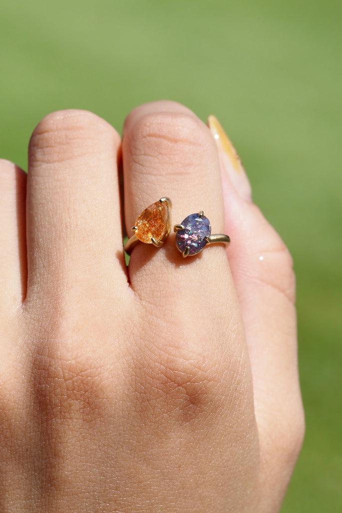 ジュエリースタジオMASHIROのカラーストーンアップサイクルジュエリー。イリュージョンサンストーンとアイオライトサンストーンペアシェイプのウェーブフォークリング。シャンパンゴールドマット。太陽と夜空のリング。