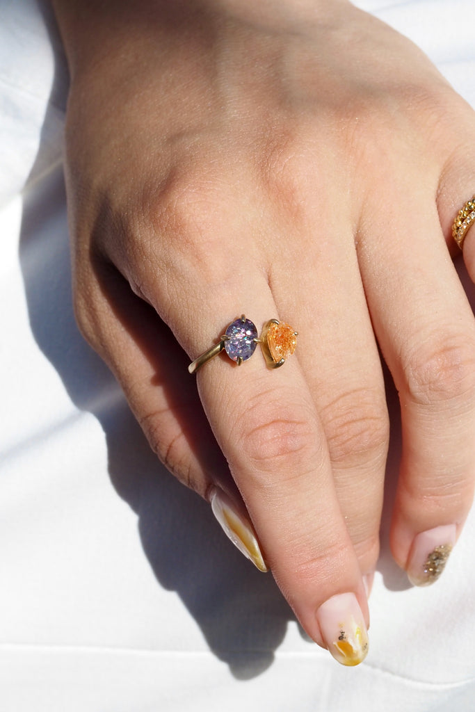 ジュエリースタジオMASHIROのカラーストーンアップサイクルジュエリー。イリュージョンサンストーンとアイオライトサンストーンペアシェイプのウェーブフォークリング。シャンパンゴールドマット。太陽と夜空のリング。