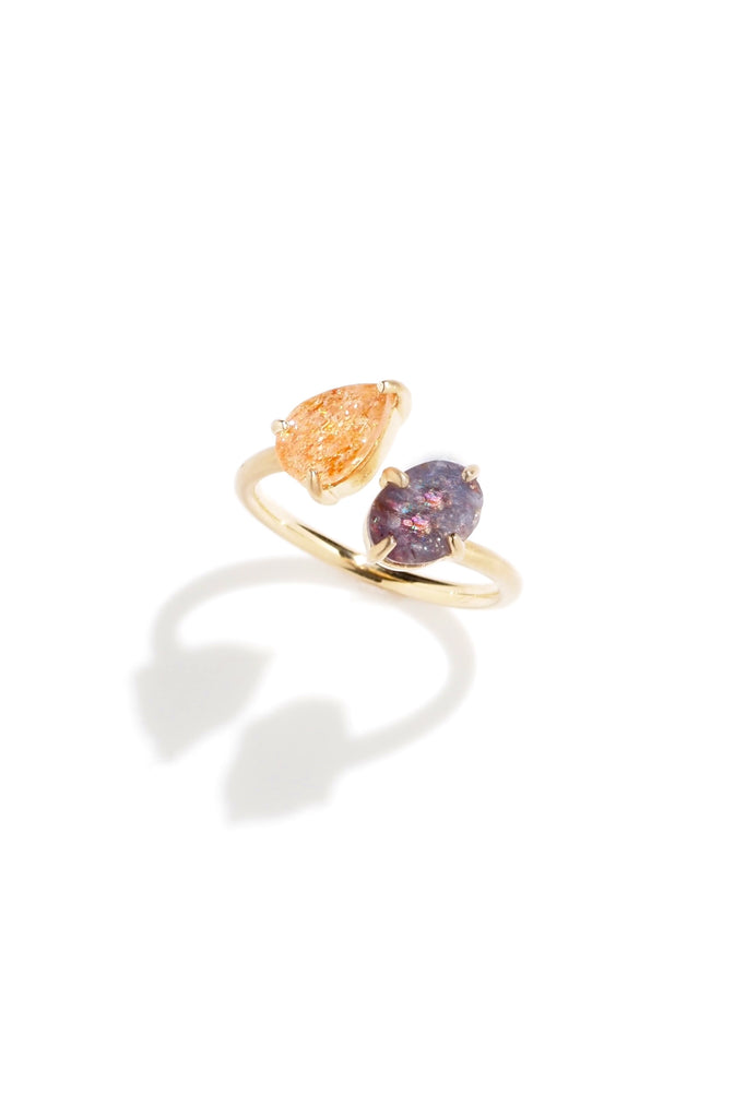 ジュエリースタジオMASHIROのカラーストーンアップサイクルジュエリー。イリュージョンサンストーンとアイオライトサンストーンペアシェイプのウェーブフォークリング。シャンパンゴールドマット。太陽と夜空のリング。