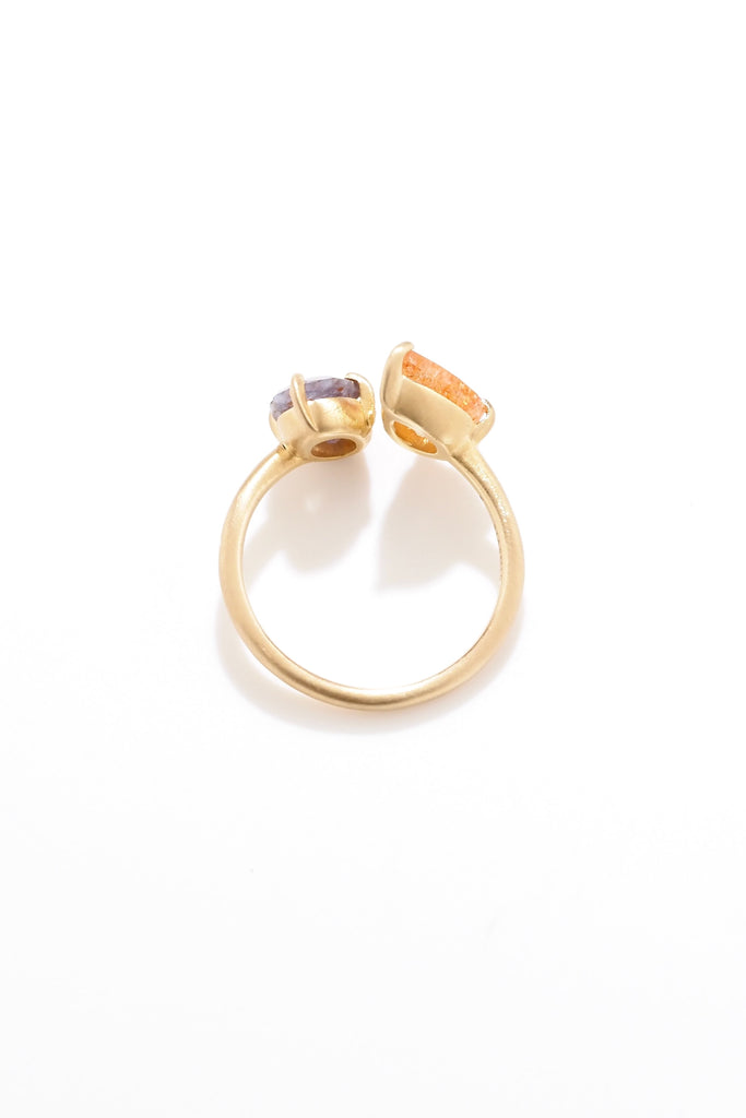 ジュエリースタジオMASHIROのカラーストーンアップサイクルジュエリー。イリュージョンサンストーンとアイオライトサンストーンペアシェイプのウェーブフォークリング。シャンパンゴールドマット。太陽と夜空のリング。
