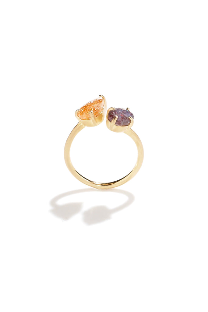 ジュエリースタジオMASHIROのカラーストーンアップサイクルジュエリー。イリュージョンサンストーンとアイオライトサンストーンペアシェイプのウェーブフォークリング。シャンパンゴールドマット。太陽と夜空のリング。