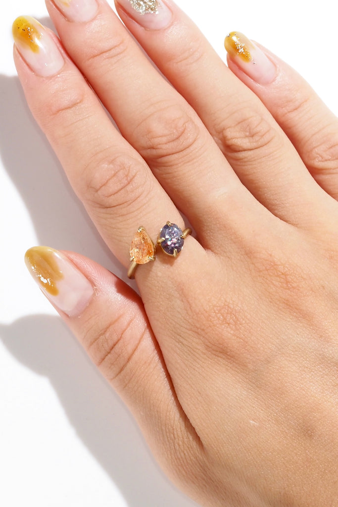 ジュエリースタジオMASHIROのカラーストーンアップサイクルジュエリー。イリュージョンサンストーンとアイオライトサンストーンペアシェイプのウェーブフォークリング。シャンパンゴールドマット。太陽と夜空のリング。