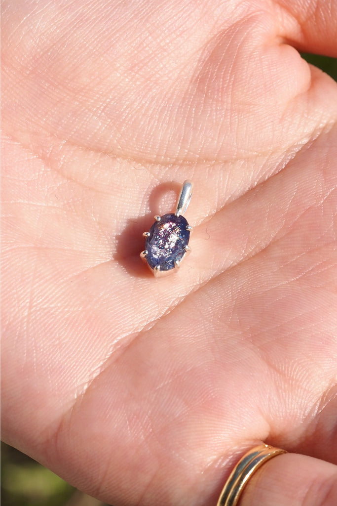 アイオライトとアルーシャサンストーンパーム♡握り石♡ギラギラ♡No.489 アイオライトサンストーン ( ブラッドショットアイオライト