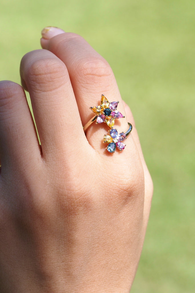ジュエリースタジオMASHIROのカラーストーンアップサイクルジュエリー。マルチカラーサファイアのひまわりと花火をモチーフにしたダブルウェーブフォークリング。シャンパンゴールド