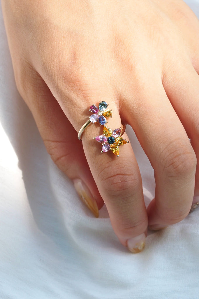 ジュエリースタジオMASHIROのカラーストーンアップサイクルジュエリー。マルチカラーサファイアのひまわりと花火をモチーフにしたダブルウェーブフォークリング。シャンパンゴールド