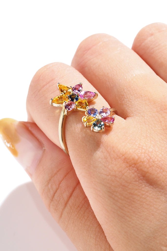 ジュエリースタジオMASHIROのカラーストーンアップサイクルジュエリー。マルチカラーサファイアのひまわりと花火をモチーフにしたダブルウェーブフォークリング。シャンパンゴールド