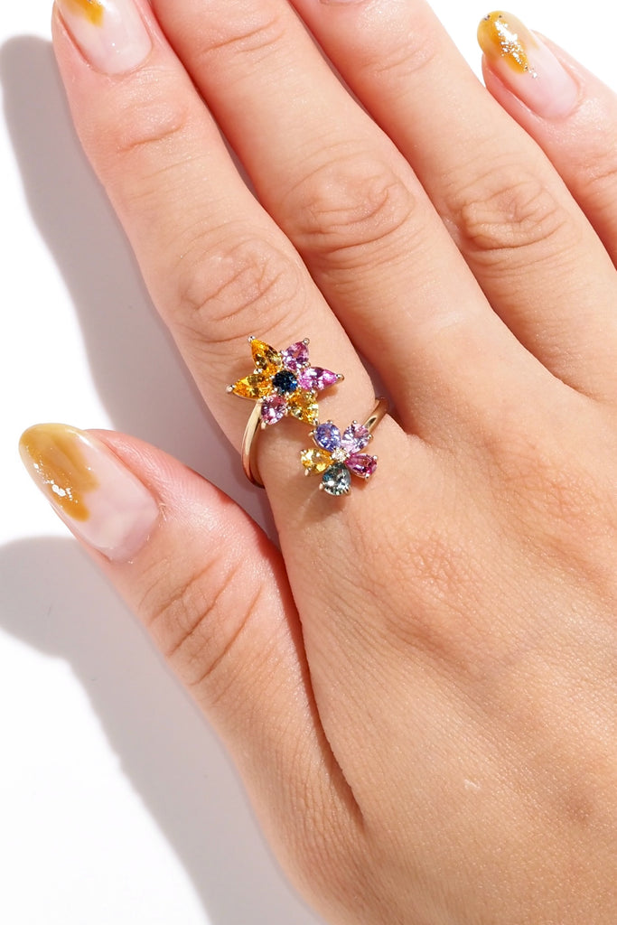 ジュエリースタジオMASHIROのカラーストーンアップサイクルジュエリー。マルチカラーサファイアのひまわりと花火をモチーフにしたダブルウェーブフォークリング。シャンパンゴールド