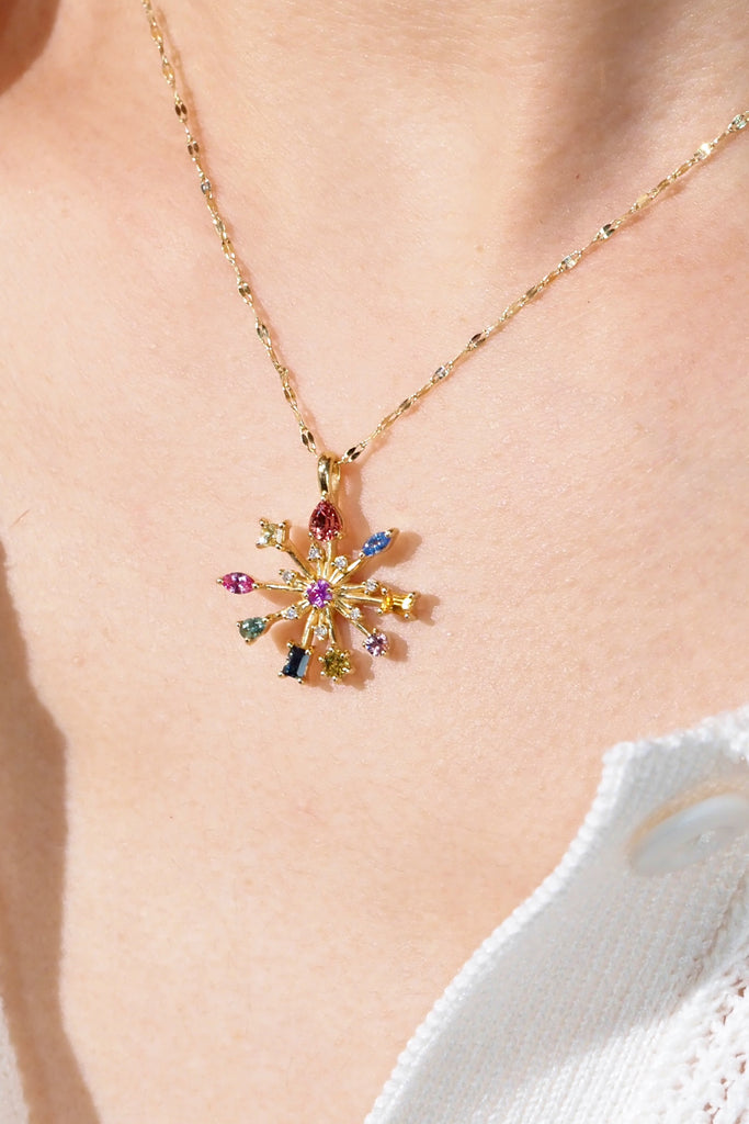ジュエリースタジオMASHIROのカラーストーンアップサイクルジュエリー。マルチカラーサファイアをセットした、贅沢なペタルチェーンの花火デザインネックレス。シャンパンゴールド。