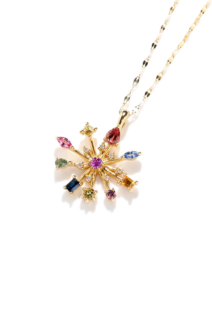 ジュエリースタジオMASHIROのカラーストーンアップサイクルジュエリー。マルチカラーサファイアをセットした、贅沢なペタルチェーンの花火デザインネックレス。シャンパンゴールド。