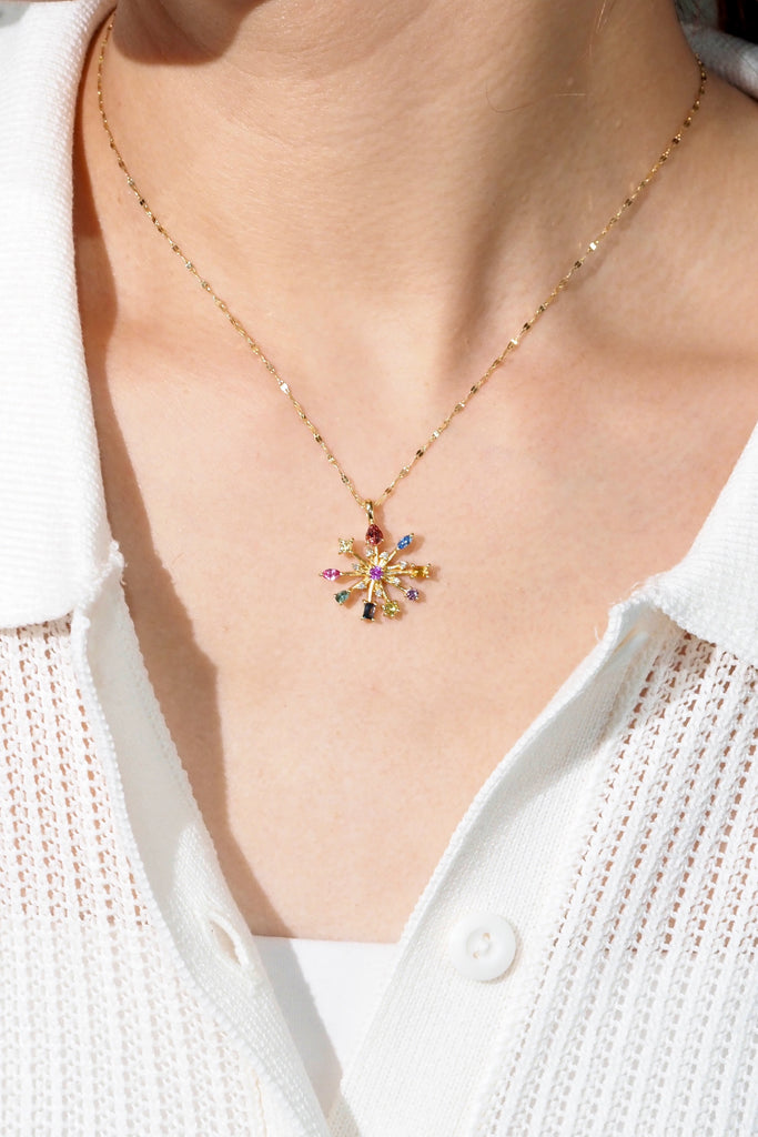 ジュエリースタジオMASHIROのカラーストーンアップサイクルジュエリー。マルチカラーサファイアをセットした、贅沢なペタルチェーンの花火デザインネックレス。シャンパンゴールド。