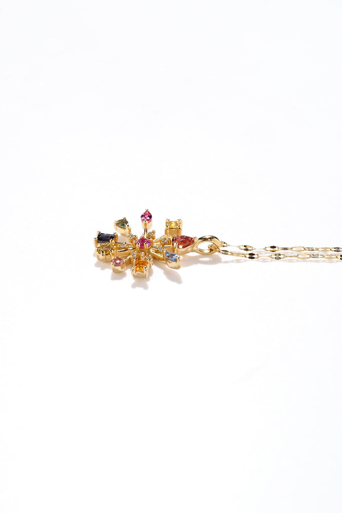 ジュエリースタジオMASHIROのカラーストーンアップサイクルジュエリー。マルチカラーサファイアをセットした、贅沢なペタルチェーンの花火デザインネックレス。シャンパンゴールド。