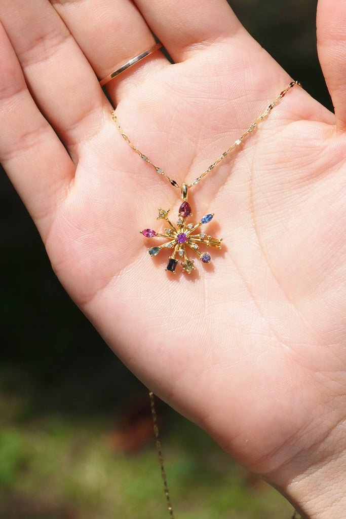 ジュエリースタジオMASHIROのカラーストーンアップサイクルジュエリー。マルチカラーサファイアをセットした、贅沢なペタルチェーンの花火デザインネックレス。シャンパンゴールド。
