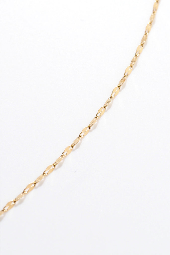 ジュエリースタジオMASHIROのカラーストーンアップサイクルジュエリー。マルチカラーサファイアをセットした、贅沢なペタルチェーンの花火デザインネックレス。シャンパンゴールド。