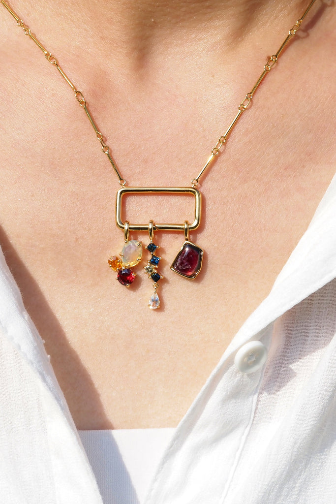 ジュエリースタジオMASHIROのアップサイクルカラーストーンジュエリー。８月のスペシャルチャームセット（ペンダントトップ）。イエローゴールド。ウォーターメロントルマリン、オパール、ガーネット、サファイア。