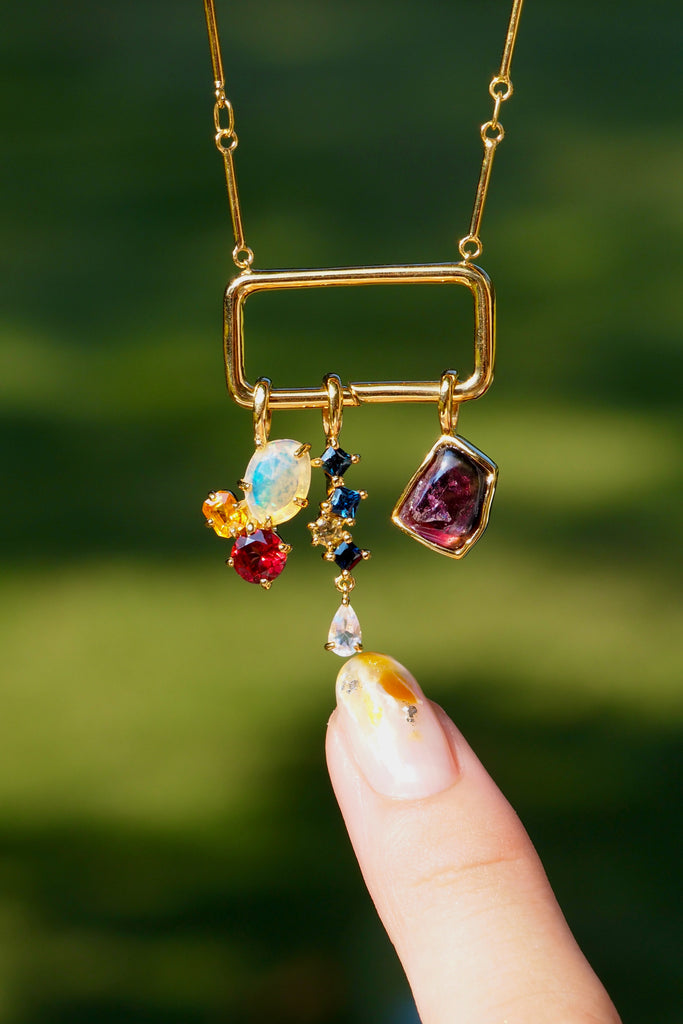 ジュエリースタジオMASHIROのアップサイクルカラーストーンジュエリー。８月のスペシャルチャームセット（ペンダントトップ）。イエローゴールド。ウォーターメロントルマリン、オパール、ガーネット、サファイア。