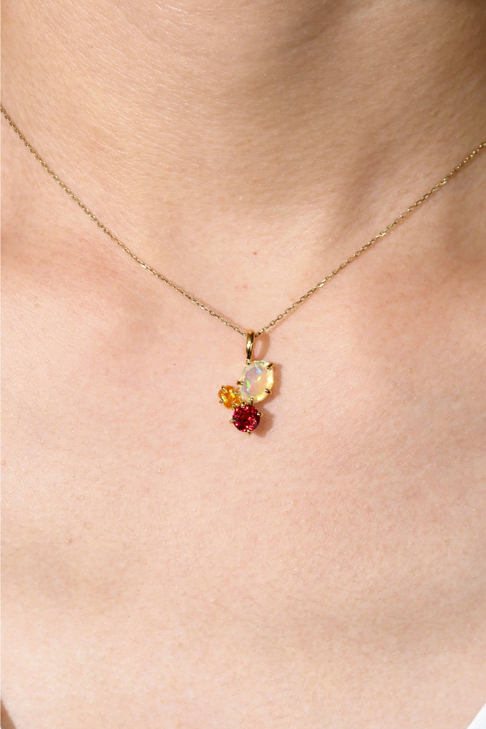 ジュエリースタジオMASHIROのアップサイクルカラーストーンジュエリー。８月のスペシャルチャームセット（ペンダントトップ）。イエローゴールド。オパールとサファイアとガーネット