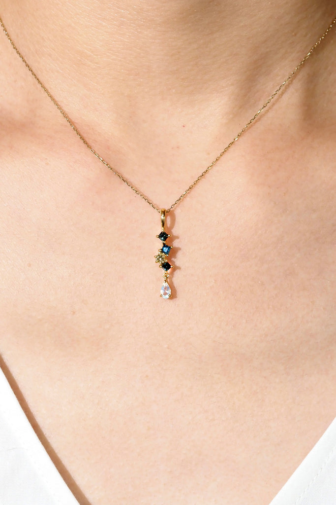 ジュエリースタジオMASHIROのアップサイクルカラーストーンジュエリー。８月のスペシャルチャームセット（ペンダントトップ）。イエローゴールド。サファイアとレインボームーンストーン