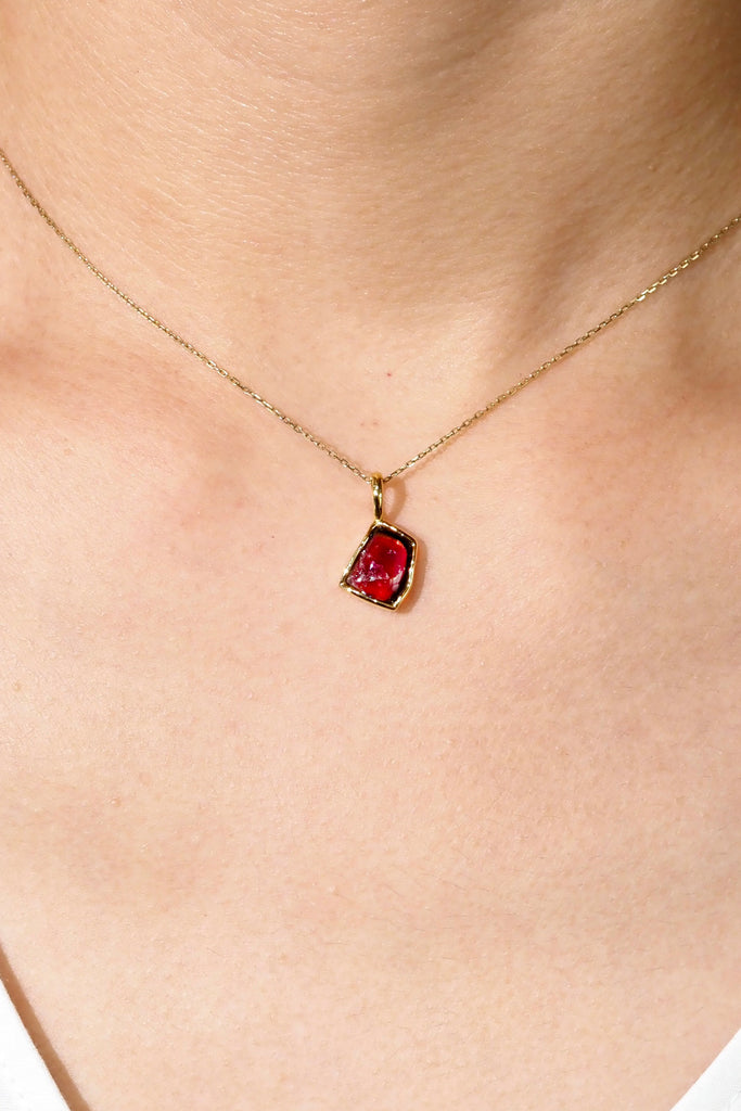 ジュエリースタジオMASHIROのアップサイクルカラーストーンジュエリー。８月のスペシャルチャームセット（ペンダントトップ）。イエローゴールド。ウォーターメロントルマリン