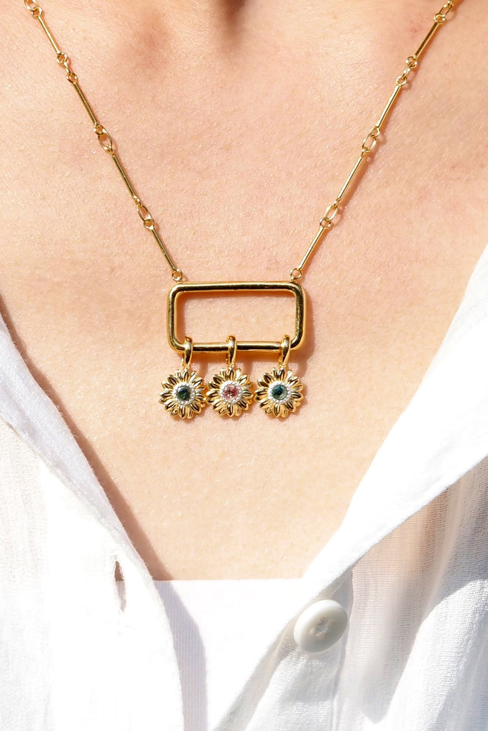 ジュエリースタジオMASHIROの向日葵チャーム。イエローゴールド。サファイアラウンドカットをセット。