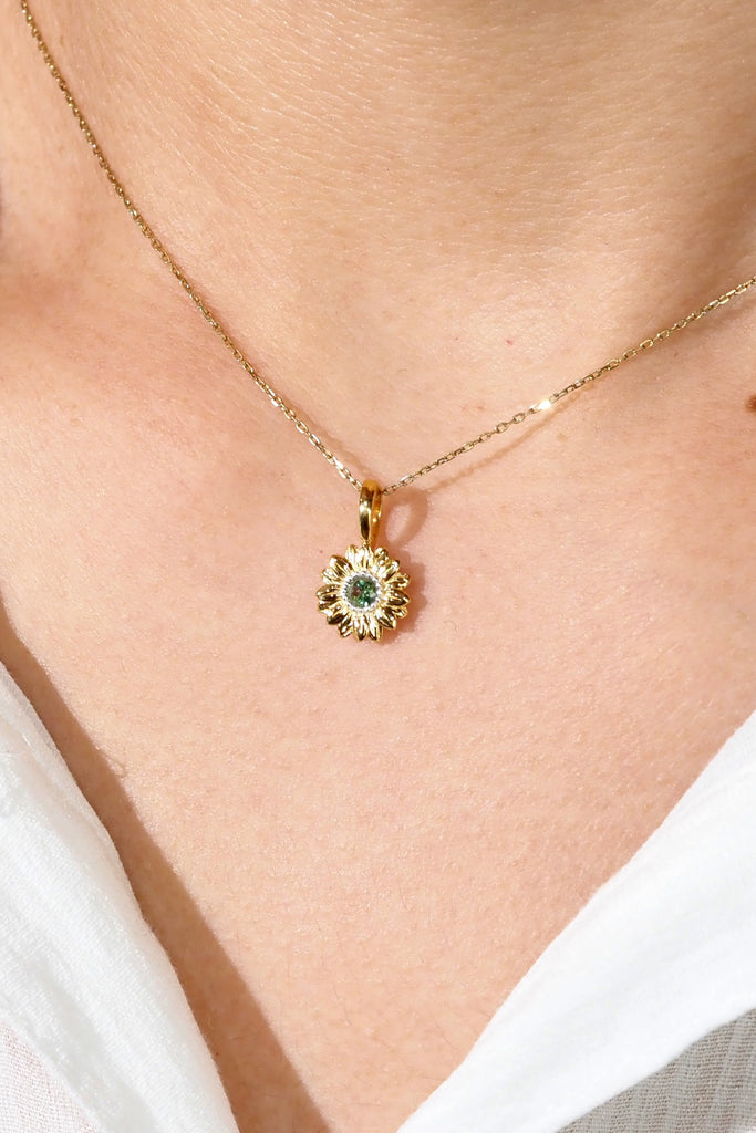 ジュエリースタジオMASHIROの向日葵チャーム。イエローゴールド。サファイアラウンドカットをセット。