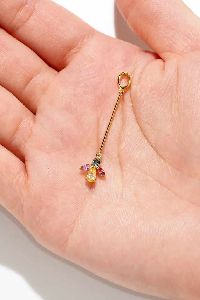 ジュエリースタジオMASHIROのアップサイクルカラーストーンジュエリー。スリランカ魔ルチカラーサファイアの線香花火デザインチャーム（ペンダントトップ）。イエローゴールド
