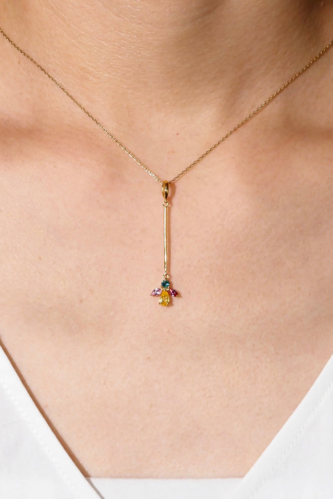 ジュエリースタジオMASHIROのアップサイクルカラーストーンジュエリー。スリランカ魔ルチカラーサファイアの線香花火デザインチャーム（ペンダントトップ）。イエローゴールド