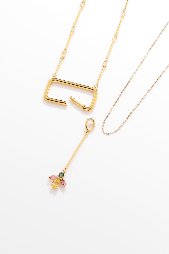 ジュエリースタジオMASHIROのアップサイクルカラーストーンジュエリー。スリランカ魔ルチカラーサファイアの線香花火デザインチャーム（ペンダントトップ）。イエローゴールド