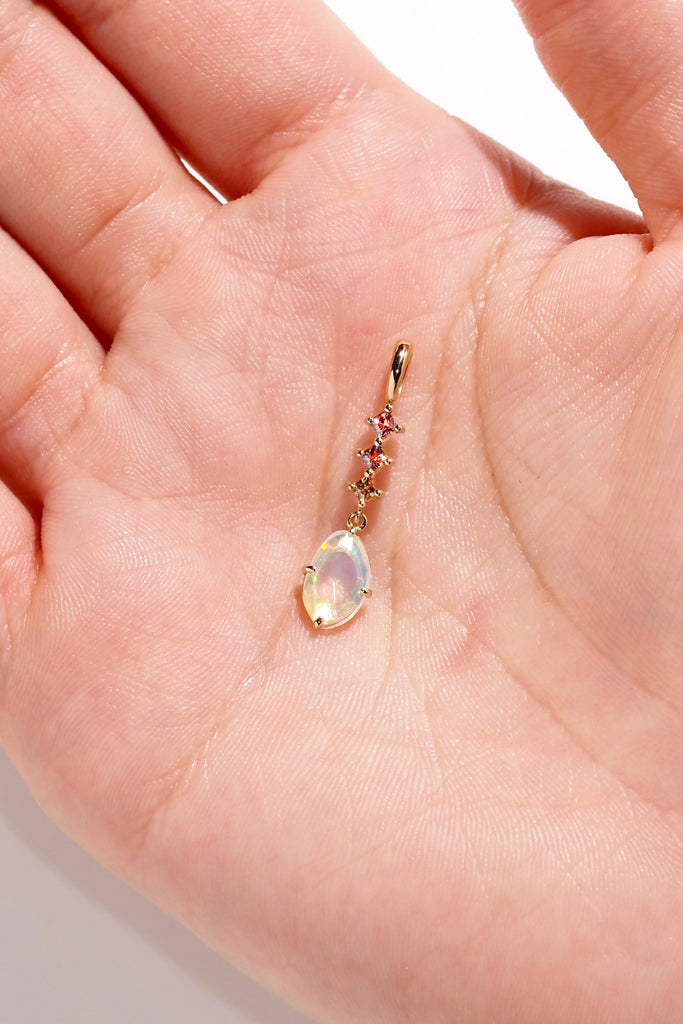 ジュエリースタジオMASHIROのアップサイクルカラーストーンジュエリー。エチオピアオパールとサファイアのユラユラチャーム（ペンダントトップ）。シャンパンゴールド