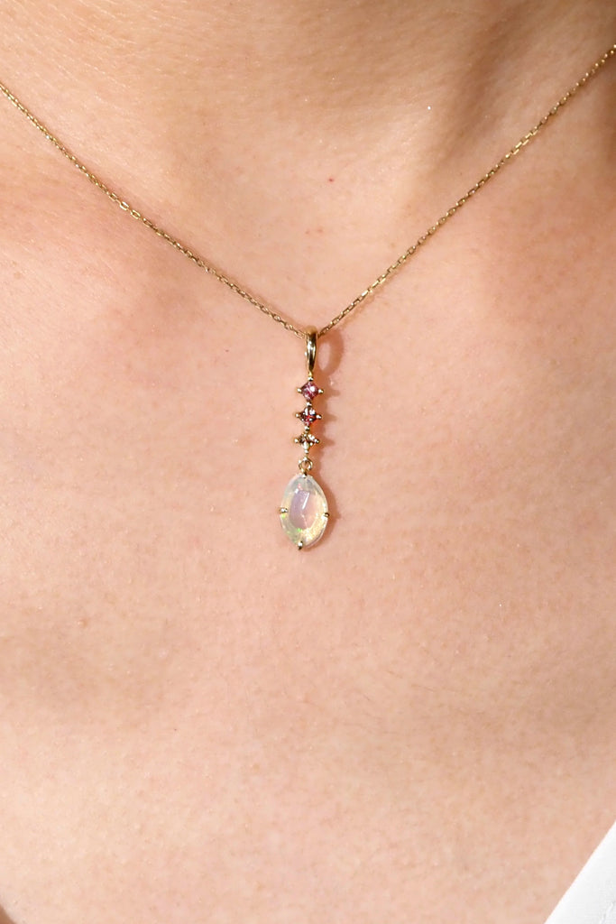 ジュエリースタジオMASHIROのアップサイクルカラーストーンジュエリー。エチオピアオパールとサファイアのユラユラチャーム（ペンダントトップ）。シャンパンゴールド