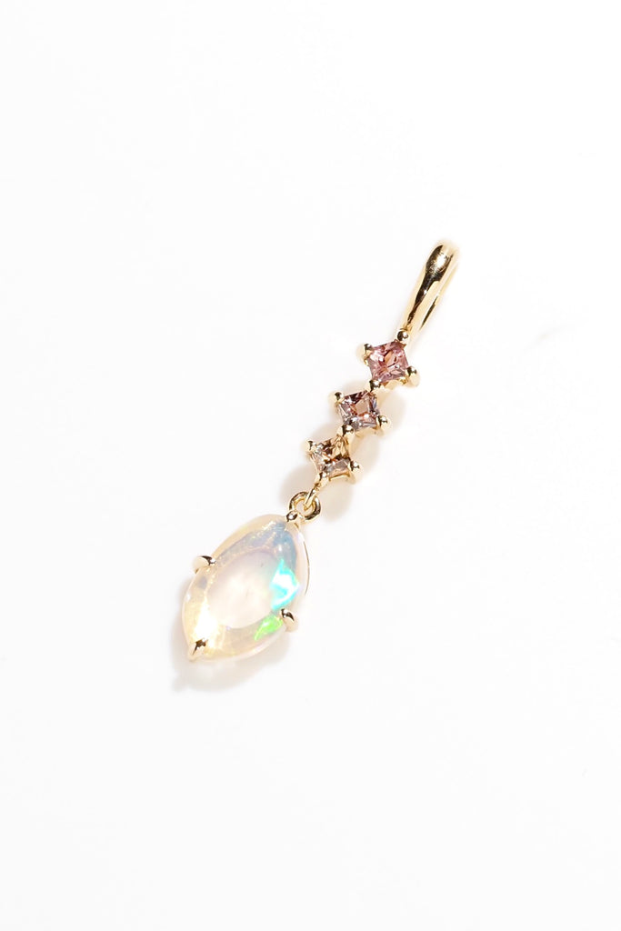 ジュエリースタジオMASHIROのアップサイクルカラーストーンジュエリー。エチオピアオパールとサファイアのユラユラチャーム（ペンダントトップ）。シャンパンゴールド