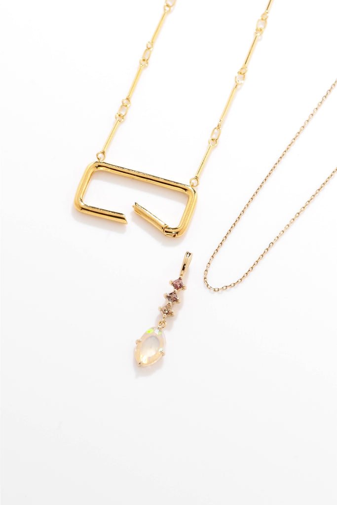 ジュエリースタジオMASHIROのアップサイクルカラーストーンジュエリー。エチオピアオパールとサファイアのユラユラチャーム（ペンダントトップ）。シャンパンゴールド